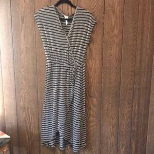 Sleeveless midi dress.